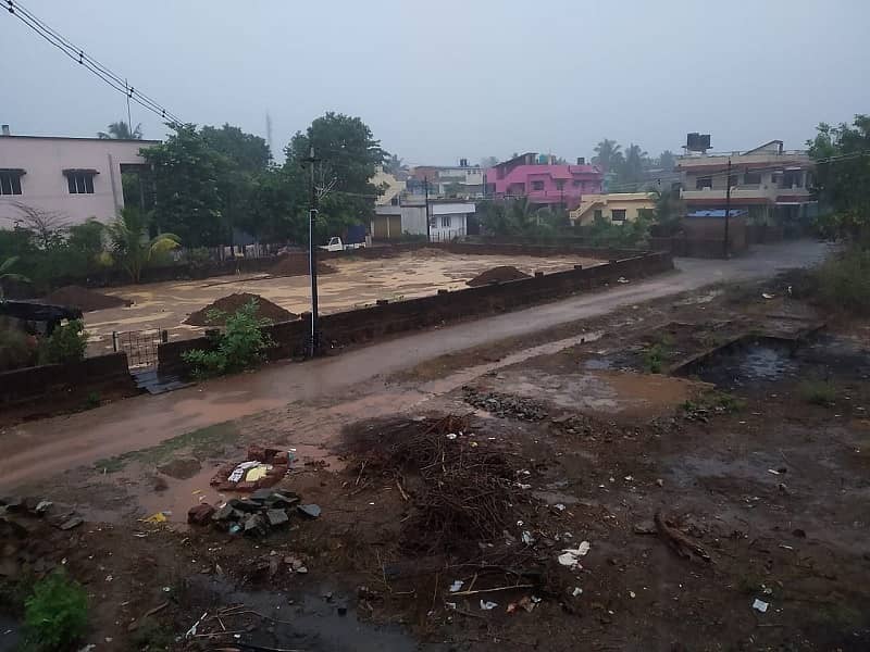 ಕಾರವಾರದಲ್ಲಿ ಭಾನುವಾರ ಮುಂಜಾನೆ ಸುರಿದ ಮಳೆ ಭೂಮಿಗೆ ತಂಪೆರೆಯಿತು