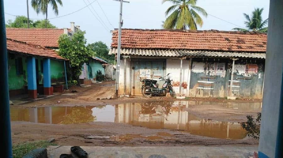 ಸಂತೇಮರಹಳ್ಳಿ ಹೋಬಳಿಯ ಹೆಗ್ಗವಾಡಿಪುರದ ವೀರಶೈವರ ಬಡಾವಣೆಯಲ್ಲಿ ಮಳೆ ನೀರು ನಿಂತಿರುವುದು (ಎಡಚಿತ್ರ). ಚರಂಡಿಯ ದುಃಸ್ಥಿತಿ