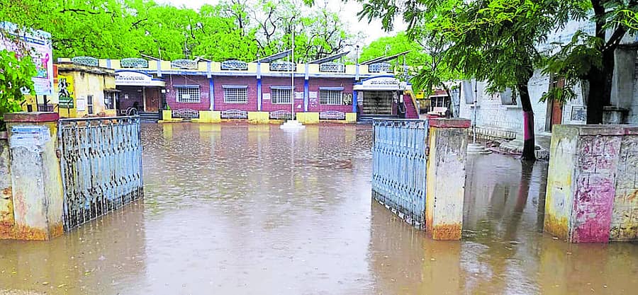 ರಾಯಚೂರು ಜಿಲ್ಲೆ ಮಾನ್ವಿಯಲ್ಲಿ ಧಾರಾಕಾರ ಮಳೆಗೆ ತಹಶೀಲ್ದಾರ್ ಕಚೇರಿ ಆವರಣದಲ್ಲಿ ನೀರು ನಿಂತಿತ್ತು