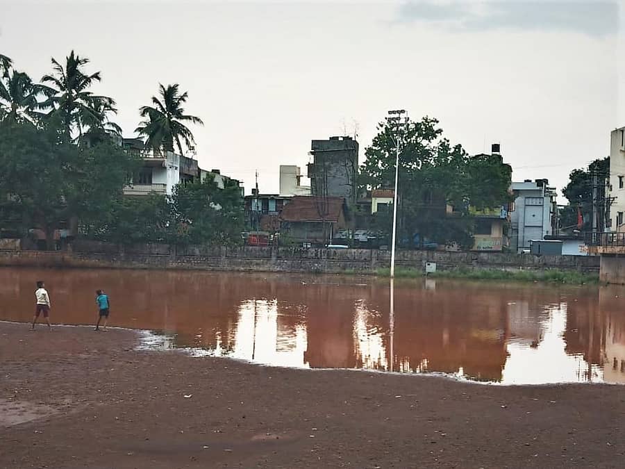 ಬೆಳಗಾವಿಯಲ್ಲಿ ಭಾನುವಾರ ಮಧ್ಯಾಹ್ನ ಸುರಿದ ಭಾರಿ ಮಳೆಯಿಂದಾಗಿ ಕಾಲೇಜು ರಸ್ತೆಯ ಸರ್ದಾರ್‌ ಮೈದಾನ ಜಲಾವೃತವಾಗಿತ್ತುಪ್ರಜಾವಾಣಿ ಚಿತ್ರ