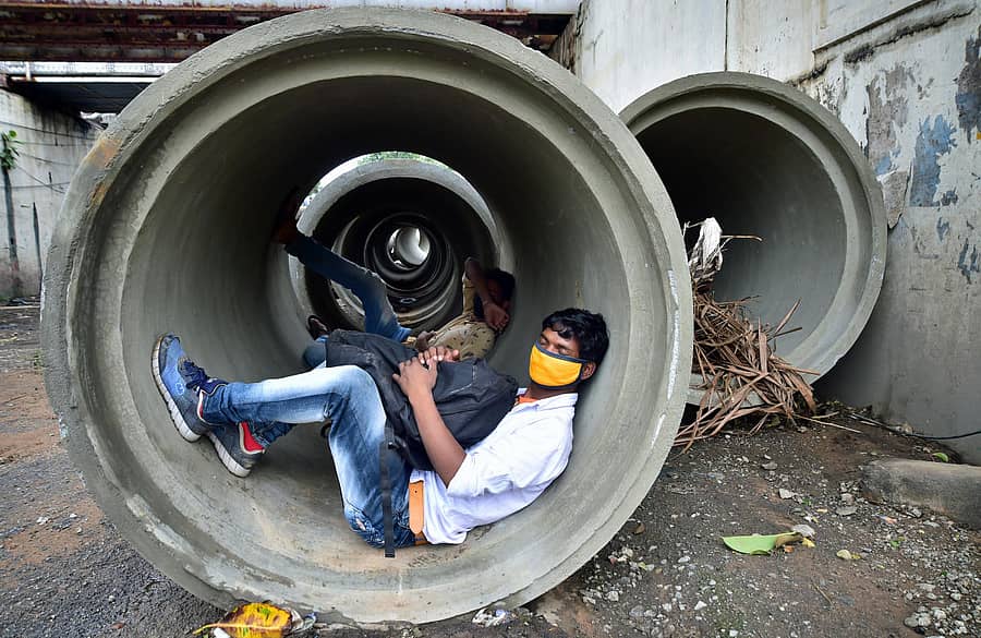 ಒಡಿಶಾಗೆ ತೆರಳಲು ರೈಲು ಟಿಕೆಟ್ ಸಿಗದ ಕಾರಣ ವಲಸೆ ಕಾರ್ಮಿಕರು ಭಾನುವಾರ ಬೆಂಗಳೂರಿನ ಓಕಳಿಪುರ ವೃತ್ತದ ಬಳಿಯಿದ್ದ ಕೊಳವೆಗಳಲ್ಲೇ ನಿದ್ದೆಗೆ ಜಾರಿದರು ಪ್ರಜಾವಾಣಿ ಚಿತ್ರ/ರಂಜು ಪಿ.