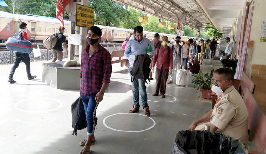 ಕಾರವಾರದಿಂದ ಪಶ್ಚಿಮ ಬಂಗಾಳದ ಪುರುಲಿಯಾಕ್ಕೆ ಸೋಮವಾರ ಹೊರಟ ‘ಶ್ರಮಿಕ್ ಎಕ್ಸ್ಪ್ರೆಸ್’ ರೈಲಿನಲ್ಲಿ ಪ್ರಯಾಣಿಸಲು ವಲಸೆ ಕಾರ್ಮಿಕರು ಸಾಲಾಗಿ ಬಂದರು