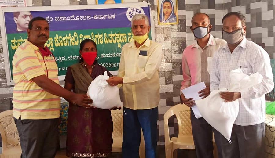 ವಂಚಿತ ಸಮುದಾಯಗಳಿಗೆ ಕೆ.ದೊರೈರಾಜ್ ದಿನಸಿ ಕಿಟ್ಗಳನ್ನು ವಿತರಿಸಿದರು