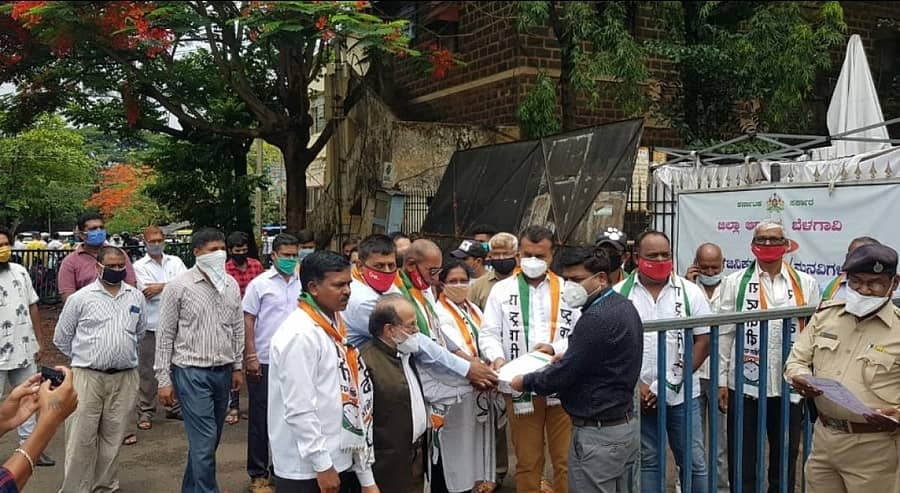 ಬೆಳಗಾವಿಯಲ್ಲಿ ವಿವಿಧ ಬೇಡಿಕೆ ಈಡೇರಿಕೆಗೆ ಆಗ್ರಹಿಸಿ ರಾಷ್ಟ್ರವಾದಿ ಕಾಂಗ್ರೆಸ್ ಪಕ್ಷ (ಎನ್ಸಿಪಿ) ಜಿಲ್ಲಾ ಘಟಕದ ಕಾರ್ಯಕರ್ತರು ಸೋಮವಾರ ಜಿಲ್ಲಾಧಿಕಾರಿ ಕಚೇರಿಗೆ ಮನವಿ ಸಲ್ಲಿಸಿದರು