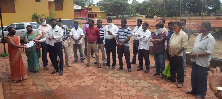 ಚಿತ್ರ( ಮನವಿ) ಬ್ರಹ್ಮಾವರ ಪರಿಸರದ ಆಂಗ್ಲ ಮಾಧ್ಯಮ ಶಾಲೆಗಳಲ್ಲಿ ಜೂನ್ ತಿಂಗಳ ಶುಲ್ಕ ಸಂಗ್ರಹಿಸುತ್ತಿರುವುದರ ವಿರುದ್ಧ ತಾಲ್ಲೂಕು ರಚನಾ ಹೋರಾಟ ಸಮಿತಿಯಿಂದ ಸೋಮವಾರ ಬ್ರಹ್ಮಾವರ ಕ್ಷೇತ್ರ ಶಿಕ್ಷಣಾಧಿಕಾರಿ ಅವರ ಕಚೇರಿಗೆ ಮನವಿ ನೀಡಲಾಯಿತು.