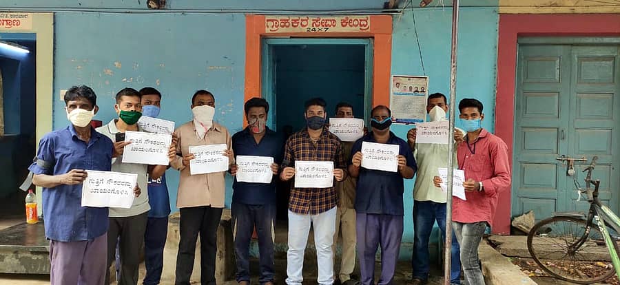 ವಿವಿಧ ಬೇಡಿಕೆಗಳನ್ನು ಈಡೇರಿಸುವಂತೆ ಒತ್ತಾಯಿಸಿ ಹೆಸ್ಕಾಂ ಗುತ್ತಿಗೆ ನೌಕರರು ಸೋಮವಾರ ಕಾರವಾರದಲ್ಲಿ ಫಲಕ ಪ್ರದರ್ಶಿಸಿದರು