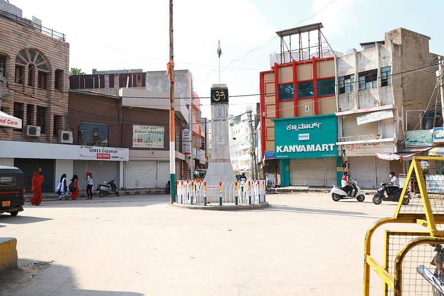 ರಾಯಚೂರು ನಗರದಲ್ಲಿ ಸೋಮವಾರ ಜನಸಂಚಾರದಿಂದ ಕೂಡಿದ್ದ ಮಹಾವೀರ ವೃತ್ತವು ಮಧ್ಯಾಹ್ನದ ನಂತರ ಬಿಕೋ ಎನ್ನುತ್ತಿತ್ತು