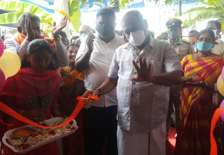 ಕಾತ್ರಿಕೆಹಾಳ್ನಲ್ಲಿ ಡಿಸಿಸಿ ಬ್ಯಾಂಕ್ ಶಾಖೆಯನ್ನು ಸಚಿವ ಜೆ.ಸಿ.ಮಾಧುಸ್ವಾಮಿ ಉದ್ಘಾಟಿಸಿದರು