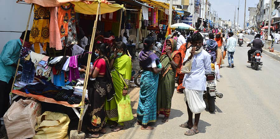 ಯಾದಗಿರಿಯ ಚಕ್ರಕಟ್ಟ ಬಳಿ ಸೋಮವಾರ ಬಟ್ಟೆ ಖರೀದಿಯಲ್ಲಿ ತೊಡಗಿಸಿಕೊಂಡಿದ್ದ ಗ್ರಾಹಕರು