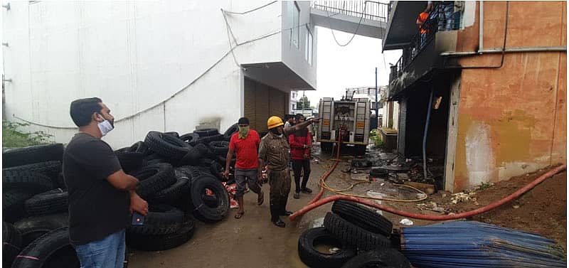 ಅಗ್ನಿಶಾಮಕ ದಳ ಬೆಂಕಿ ನಂದಿಸುತ್ತಿರುವುದು