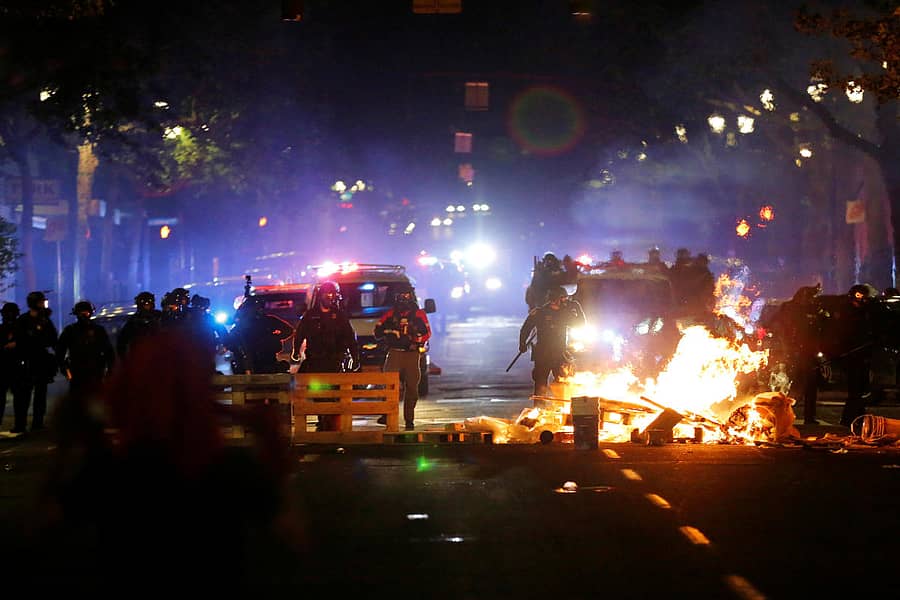 ಅಮೆರಿಕದ ಮಿನಿಯಾಪೊಲೀಸ್ ನಗರದಲ್ಲಿ ಪ್ರತಿಭಟನಕಾರರು ರಸ್ತೆಯಮೇಲೆ ಕಸದ ರಾಶಿ ಹಾಕಿ ಬೆಂಕಿ ಹಚ್ಚಿದರು –ರಾಯಿಟರ್ಸ್ ಚಿತ್ರ