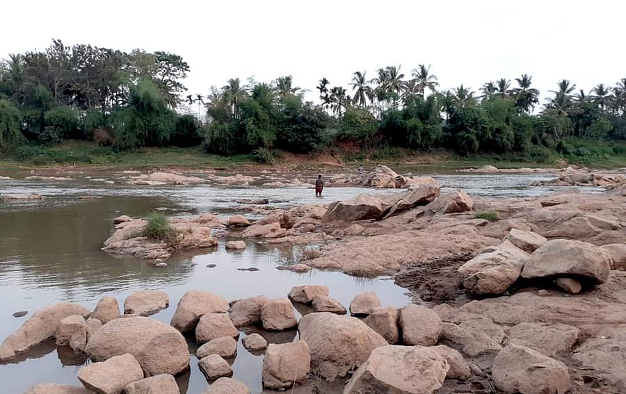 ಕಪಿಲಾ ನದಿಯಲ್ಲಿ ನೀರು ಕಡಿಮೆಯಾಗಿದ್ದು, ಮದ್ಯಪ್ರಿಯರು ಕೇರಳದಿಂದ ಈ ಮಾರ್ಗದ ಮೂಲಕ ರಾಜ್ಯಕ್ಕೆ ಬರುತ್ತಿದ್ದಾರೆ