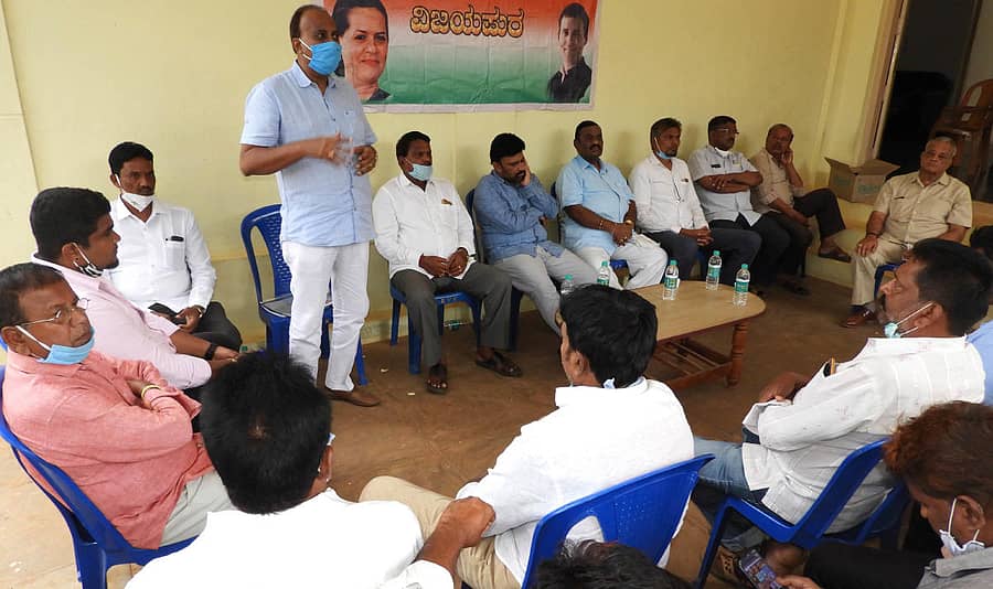 ವಿಜಯಪುರದ ಪ್ರವಾಸಿಮಂದಿರದ ಆವರಣದಲ್ಲಿ ಆಯೋಜಿಸಿದ್ದ ಕಾಂಗ್ರೆಸ್ ನಗರ ಘಟಕದ ಮುಖಂಡರ ಸಭೆಯಲ್ಲಿ ಕೆಪಿಸಿಸಿ ಕಾರ್ಯದರ್ಶಿ ವಿ.ಮಂಜುನಾಥ್ ಮಾತನಾಡಿದರು