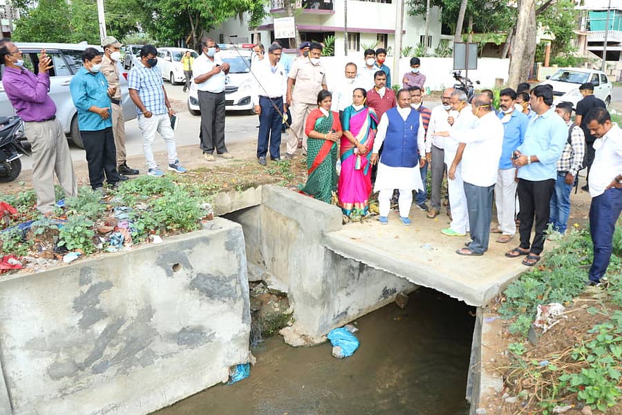 ಶಿವಮೊಗ್ಗದ ವಿನೋಬನಗರದಲ್ಲಿ ನಡೆಯುತ್ತಿರುವ ಸ್ಮಾರ್ಟ್ಸಿಟಿ ಕಾಮಗಾರಿಯನ್ನು ಸಚಿವರಾದ ಬೈರತಿ ಬಸವರಾಜ, ಕೆ.ಎಸ್.ಈಶ್ವರಪ್ಪ ಮಂಗಳವಾರ ವೀಕ್ಷಿಸಿದರು.