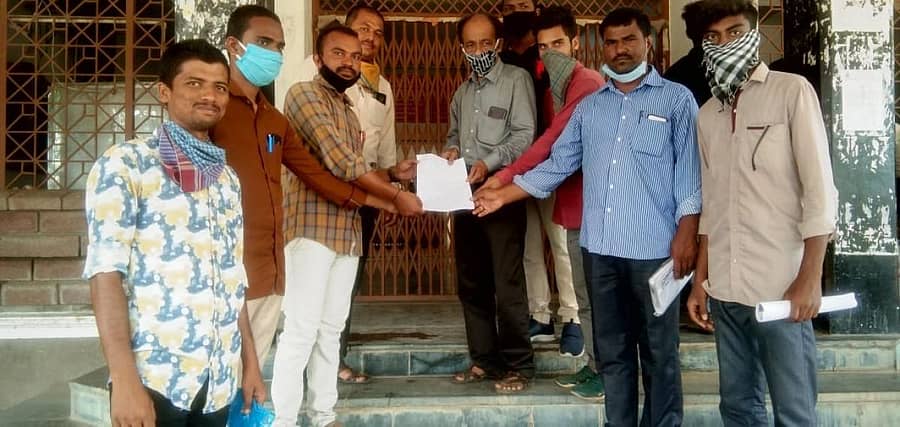 ಗಂಗಾವತಿಯ ಎಸ್.ಕೆ.ಎನ್.ಜಿ ಸರ್ಕಾರಿ ಪ್ರಥಮ ದರ್ಜೆ ಕಾಲೇಜಿನ ಮುಂದೆ ಮಂಗಳವಾರ ಎಸ್.ಎಫ್.ಐ ಹಾಗೂ ಕ್ಯಾಂಪಸ್ ಫ್ರಂಟ್ ಆಫ್ ಇಂಡಿಯಾ ಸಂಘಟನೆಗಳ ಸದಸ್ಯರು ಪ್ರಾಚಾರ್ಯರಿಗೆ ಮನವಿ ಸಲ್ಲಿಸಿದರು