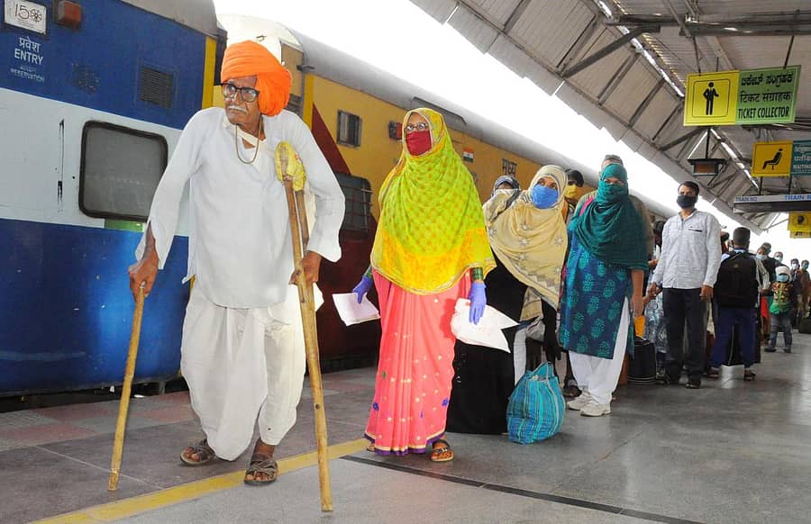 ಮುಂಬೈನಿಂದ ರೈಲಿನ ಮೂಲಕ ವಿಜಯಪುರಕ್ಕೆ ಮಂಗಳವಾರ ವಲಸೆ ಕಾರ್ಮಿಕರು ರೈಲಿನ ಮೂಲಕ ಆಗಮಿಸಿದರು –ಪ್ರಜಾವಾಣಿ ಚಿತ್ರ: ಸಂಜೀವ ಅಕ್ಕಿ