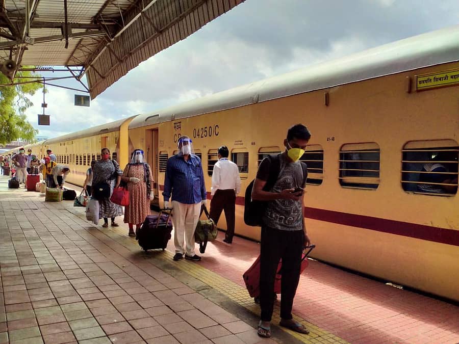 ಮುಂಬೈನಿಂದ ಬಾಗಲಕೋಟೆಗೆ ಮಂಗಳವಾರ ಬಂದ ಶ್ರಮಿಕ್ ಎಕ್ಸ್ಪ್ರೆಸ್ ರೈಲಿನಲ್ಲಿ ಜಿಲ್ಲೆಯ ಕಾರ್ಮಿಕರು ಬಂದರು