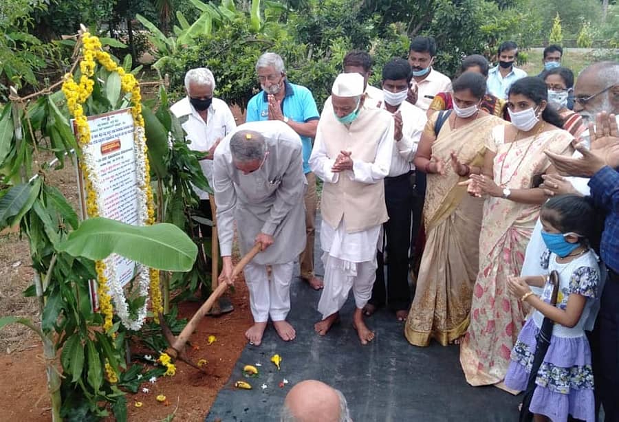 ಶಿರಸಿಯ ವಿದ್ಯಾನಗರ ರುದ್ರಭೂಮಿ ಆವರಣದಲ್ಲಿ ಉದ್ದೇಶಿತ ಸಾಂಸ್ಕೃತಿಕ ಭವನಕ್ಕೆ ಸ್ಪೀಕರ್ ವಿಶ್ವೇಶ್ವರ ಹೆಗಡೆ ಕಾಗೇರಿ ಗುದ್ದಲಿಪೂಜೆ ನೆರವೇರಿಸಿದರು