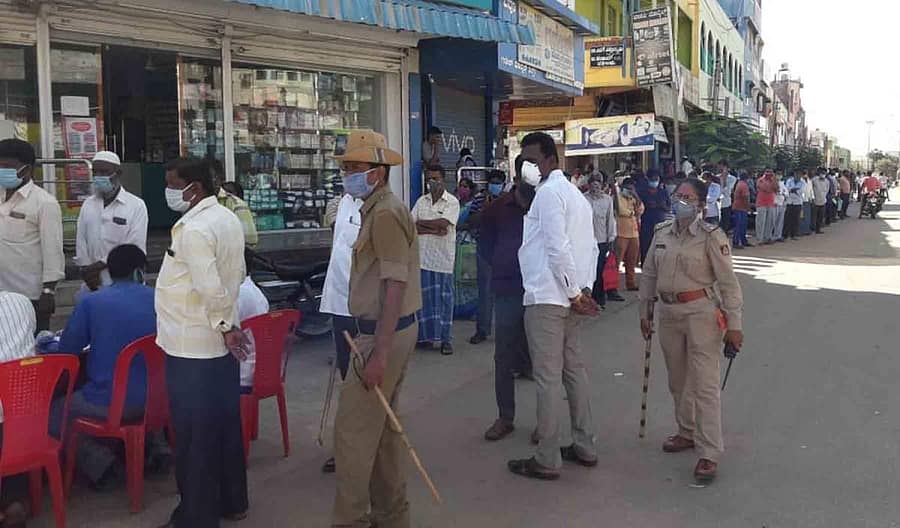 ಹಿರಿಯೂರಿನಲ್ಲಿ ಕಾರ್ಮಿಕ ಇಲಾಖೆ ನೇತೃತ್ವದಲ್ಲಿ ಮಂಗಳವಾರ ಹಮ್ಮಿಕೊಂಡಿದ್ದ ಕಾರ್ಯಕ್ರಮದಲ್ಲಿ ಆಹಾರದ ಕಿಟ್ ಪಡೆಯಲು ಕಾರ್ಮಿಕರು ಸರತಿ ಸಾಲಿನಲ್ಲಿ ನಿಂತಿದ್ದರು.