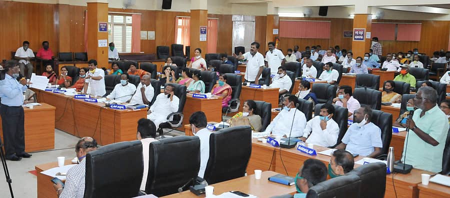 ತುಮಕೂರು ಜಿಲ್ಲಾ ಪಂಚಾಯಿತಿ ಸಭಾಂಗಣದಲ್ಲಿ ಮಂಗಳವಾರ ನಡೆದ ವಿಶೇಷ ಸಾಮಾನ್ಯ ಸಭೆಯಲ್ಲಿ ಪರಸ್ಪರ ಚರ್ಚೆಯಲ್ಲಿ ತೊಡಗಿರುವ ಸದಸ್ಯರು