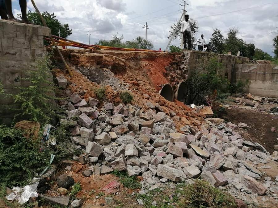 ಕುಷ್ಟಗಿ ತಾಲ್ಲೂಕು ದೋಟಿಹಾಳ ಬಳಿ ಮಳೆಯಿಂದ ರಾಜ್ಯ ಹೆದ್ದಾರಿ ಸೇತುವೆಯ ಗೋಡೆ ಕುಸಿದಿರುವುದು