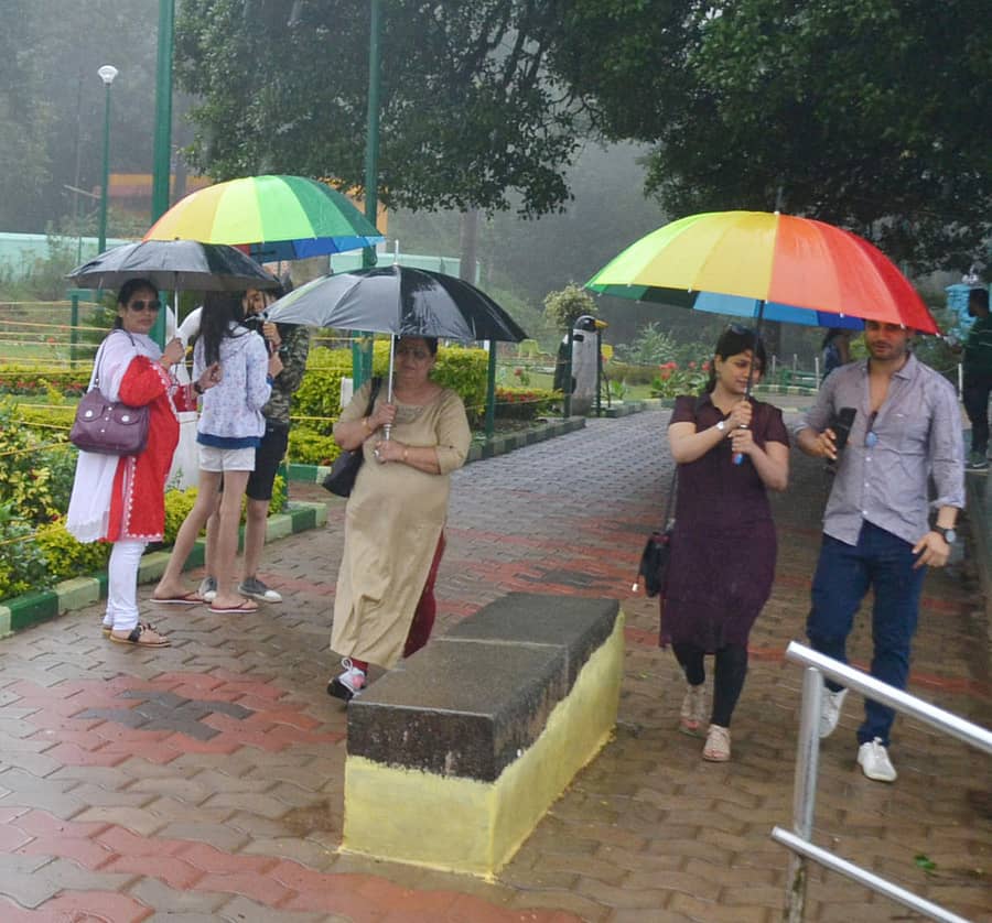 ಪ್ರತಿ ವರ್ಷ ಮಳೆಗಾಲದಲ್ಲಿ ರಾಜಾಸೀಟ್ನಲ್ಲಿ ಕಂಡುಬರುತ್ತಿದ್ದ ಪ್ರವಾಸಿಗರ ದಂಡು (ಸಂಗ್ರಹ ಚಿತ್ರ)