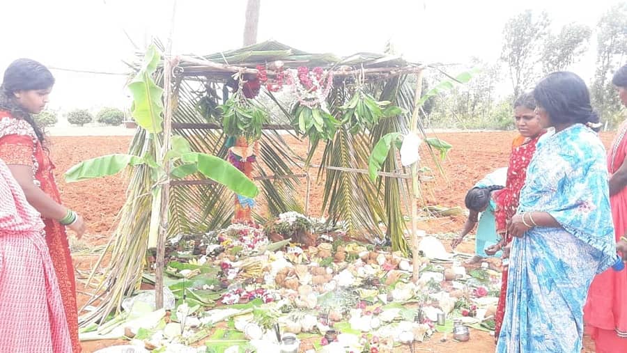 ಕೋರ ಹೋಬಳಿ ಹಿರೇತೊಟ್ಲುಕೆರೆ ಗ್ರಾಮದಲ್ಲಿ ಕೊರೊನಾ ಸೋಂಕು ನಿವಾರಣೆಗೆ ಅಜ್ಜಿ ಹಬ್ಬ ಆಚರಿಸಲಾಯಿತು