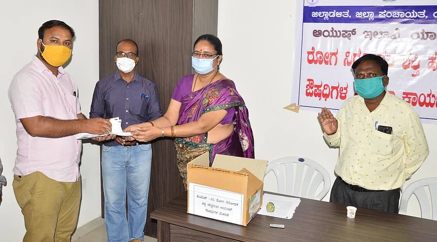 ಯಾದಗಿರಿ ಜಿಲ್ಲಾ ಆಯುಷ್ ಕಚೇರಿಯಲ್ಲಿ ರೋಗ ನಿರೋಧಕ ಶಕ್ತಿಯನ್ನು ಹೆಚ್ಚಿಸುವ ಔಷಧಿಗಳನ್ನು ಪತ್ರಕರ್ತರಿಗೆ ವಿತರಿಸಲಾಯಿತು