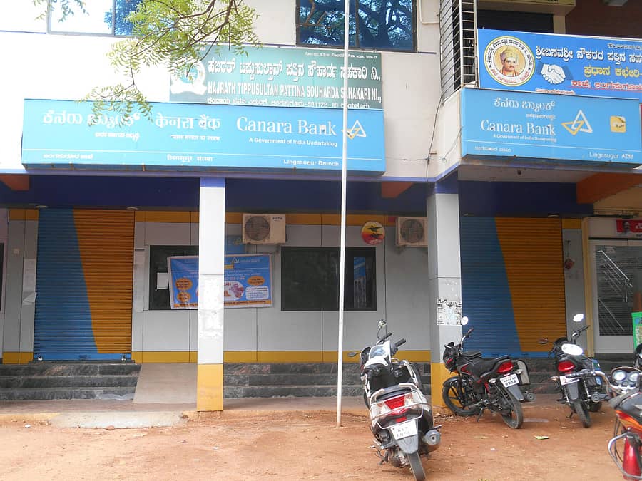 ಲಿಂಗಸುಗೂರು ಕೆನರಾ ಬ್ಯಾಂಕ್‌ ಶಾಖೆ ಸೀಲ್‌ ಡೌನ್‌ ಆಗಿದ್ದರಿಂದ ಮಂಗಳವಾರ ಶಾಖೆ ಗ್ರಾಹಕರಿಲ್ಲದೆ ಬಿಕೊ ಎನ್ನುತ್ತಿರುವುದು