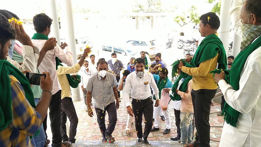 ಶಹಾಪುರದ ಎಪಿಎಂಸಿ ಕಚೇರಿಯಲ್ಲಿ ಮಂಗಳವಾರ ನಡೆದ ರೈತ ಸಂಘದ ಸಭೆಯಲ್ಲಿ ಕೃಷಿ ಮಂಡಳಿಯ ಸಹಾಯಕ ನಿರ್ದೇಶಕ ಭೀಮರಾಯ ಹಾಗೂ ತಹಶೀಲ್ದಾರ್ ಜಗನಾಥರಡ್ಡಿ ಅವರಿಗೆ ಹೂ ಮಳೆ ಸುರಿಸಿ ಸ್ವಾಗತಿಸಿದರು