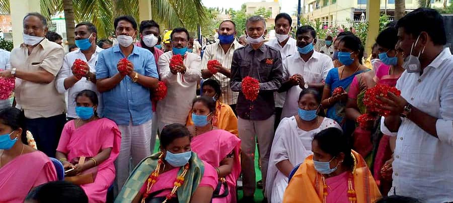 ಚನ್ನರಾಯಪಟ್ಟಣ ಹೋಬಳಿ ಬೂದಿಗೆರೆಯಲ್ಲಿ ಕೊರೊನಾ ವಾರಿಯರ್ಸ್ ಗೆ ಮುಖಂಡರು ಅಭಿನಂದಿಸಿದರು