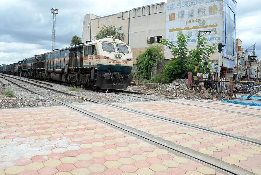 ದಾವಣಗೆರೆಯ ಅಶೋಕ ರೈಲ್ವೆ ಗೇಟ್‌ ಬಳಿ ವಾಹನಗಳ ಸುಗಮ ಸಂಚಾರಕ್ಕಾಗಿ ಹಳಿಯ ಅಕ್ಕಪಕ್ಕ ಪೇವರ್ಸ್‌ಗಳನ್ನು ಹಾಕಿರುವುದು. –ಪ್ರಜಾವಾಣಿ ಚಿತ್ರ/ ಸತೀಶ ಬಡಿಗೇರ್