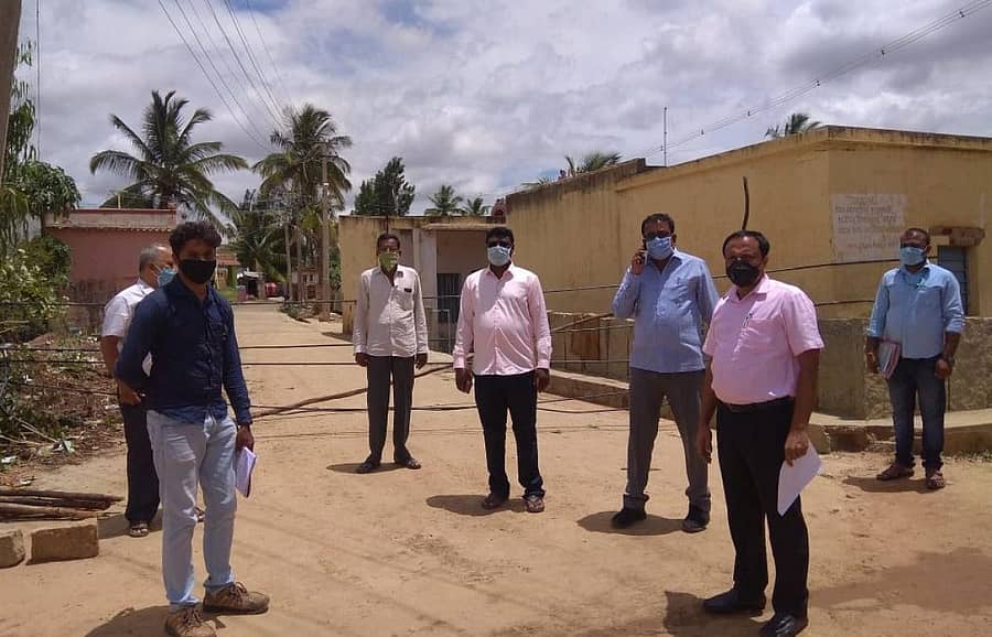 ಮಾಲೂರು ತಾಲ್ಲೂಕಿನ ಚಂಬೆ ಗ್ರಾಮದಲ್ಲಿ ಮಂಗಳವಾರ ಕೊರೊನಾ ಸೋಂಕಿತ ಮಹಿಳೆ ಪತ್ತೆಯಾದ ಹಿನ್ನೆಲೆಯಲ್ಲಿ ಆರೋಗ್ಯ ಇಲಾಖೆ ಸಿಬ್ಬಂದಿಯು ಗ್ರಾಮವನ್ನು ಸೀಲ್ಡೌನ್ ಮಾಡಿದರು.