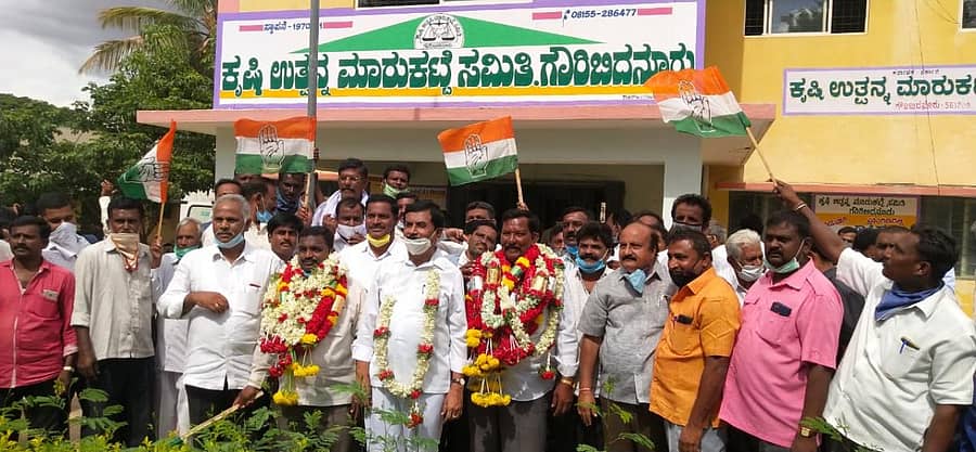 ಎಪಿಎಂಸಿ ಚುನಾವಣೆಯಲ್ಲಿ ನೂತನವಾಗಿ ಆಯ್ಕೆಯಾದ ಅಧ್ಯಕ್ಷ ಮತ್ತು ಉಪಾಧ್ಯಕ್ಷರನ್ನು ಶಾಸಕ ಎನ್.ಎಚ್.ಶಿವಶಂಕರರೆಡ್ಡಿ ಅಭಿನಂದಿಸಿದರು