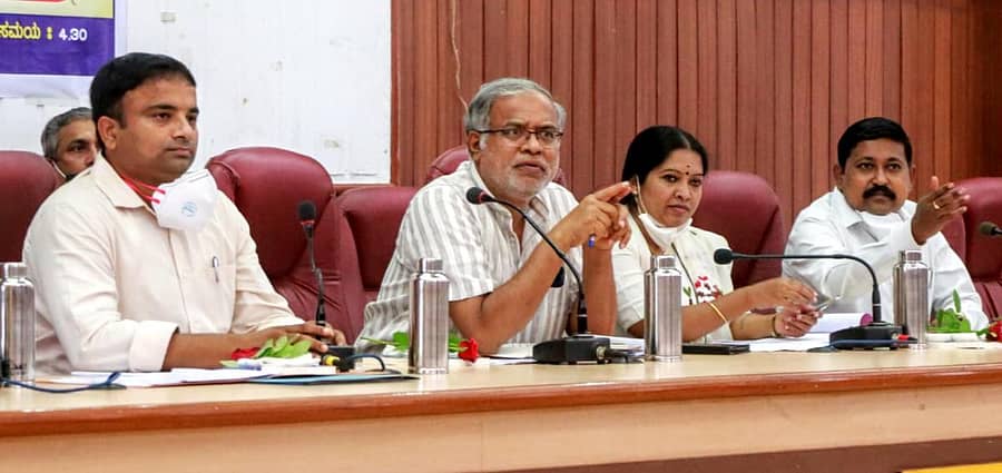 ಬೆಳಗಾವಿಯಲ್ಲಿ ಮಂಗಳವಾರ ಎಸ್ಸೆಸ್ಸೆಲ್ಸಿ ಪರೀಕ್ಷಾ ಪೂರ್ವ ಸಿದ್ಧತೆ ಕುರಿತು ಪ್ರಾಥಮಿಕ ಮತ್ತು ಪ್ರೌಢಶಿಕ್ಷಣ ಸಚಿವ ಎಸ್.ಸುರೇಶಕುಮಾರ್ ಪರಿಶೀಲನಾ ಸಭೆ ನಡೆಸಿದರು. ಸಿಇಒ ಡಾ.ರಾಜೇಂದ್ರ ಕೆ.ವಿ, ಜಿಲ್ಲಾ ಪಂಚಾಯ್ತಿ ಅಧ್ಯಕ್ಷೆ ಆಶಾ ಐಹೊಳೆ ಹಾಗೂ ಉಪಾಧ್ಯಕ್ಷ ಅರುಣ ಕಟಾಂಬಳೆ ಭಾಗವಹಿಸಿದ್ದರು