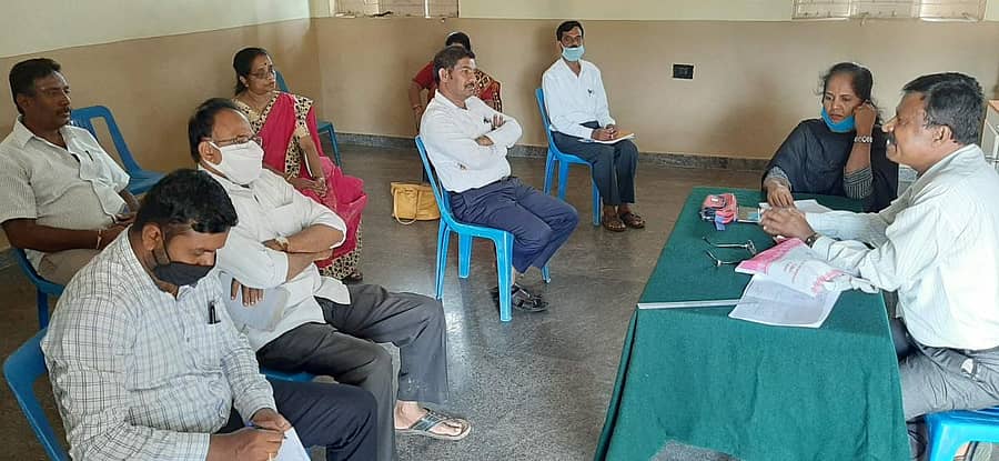 ಕೋಲಾರ ತಾಲ್ಲೂಕಿನ ನರಸಾಪುರದ ಎಸ್ಸೆಸ್ಸೆಲ್ಸಿ ಪರೀಕ್ಷಾ ಕೇಂದ್ರದ ಮುಖ್ಯ ಅಧೀಕ್ಷಕ ಬಿ.ಎಂ.ಚಂದ್ರಪ್ಪ ಪರೀಕ್ಷಾ ಸಿದ್ಧತೆ ಕುರಿತು ಮಂಗಳವಾರ ಶಾಲಾ ಮುಖ್ಯ ಶಿಕ್ಷಕರು ಮತ್ತು ಆಡಳಿತ ಮಂಡಳಿ ಸದಸ್ಯರ ಸಭೆ ನಡೆಸಿದರು.