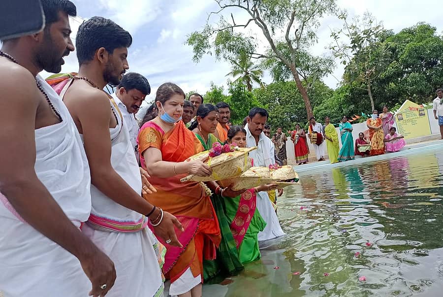ಕವಣಾಪುರ ಗ್ರಾಮದ ಪಟ್ಲದಮ್ಮ ದೇವಾಲಯದ ಮುಂಭಾಗ ನಿರ್ಮಾಣ ಮಾಡಿರುವ ಕಲ್ಯಾಣಿಗೆ ಶಾಸಕಿ ಅನಿತಾ ಕುಮಾರಸ್ವಾಮಿ ಮಂಗಳವಾರ ಬಾಗಿನ ಅರ್ಪಿಸಿದರು
