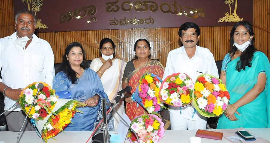 ತುಮಕೂರು ಜಿಲ್ಲಾ ಪಂಚಾಯಿತಿ ವಿವಿಧ ಸ್ಥಾಯಿ ಸಮಿತಿಯ ಅಧ್ಯಕ್ಷರಾಗಿ ಆಯ್ಕೆಯಾದವರನ್ನು ಅಭಿನಂದಿಸಲಾಯಿತು