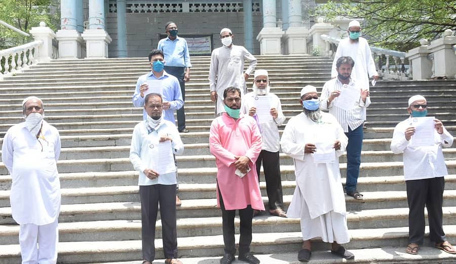 ಸಿಎಎ ವಿರೋಧಿ ಹೋರಾಟಗಾರರನ್ನು ಬಿಡುಗಡೆ ಮಾಡಬೇಕು ಎಂದು ಒತ್ತಾಯಿಸಿ ಜಂಟಿ ಹೋರಾಟ ಸಮಿತಿ ಕಾರ್ಯಕರ್ತರು ಜಿಲ್ಲಾಧಿಕಾರಿ ಕಚೇರಿ ಎದುರು ಪ್ರತಿಭಟನೆ ನಡೆಸಿದರು