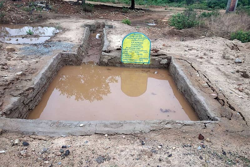 ಕೂಡ್ಲಿಗಿ ತಾಲ್ಲೂಕಿನ ಬೆಳ್ಳಗಟ್ಟೆ ಗ್ರಾಮ ಪಂಚಾಯ್ತಿ ವ್ಯಾಪ್ತಿಯ ಕಾಟ್ರಹಳ್ಳಿ ಬಳ್ಳಿ ಉದ್ಯೋಗ ಖಾತ್ರಿ ಯೋಜನೆಯಲ್ಲಿ ನಿರ್ಮಾಣ ಮಾಡಿರುವ ಇಂಗು ಗುಂಡಿ ಮಂಗಳವಾರ ಸುರಿದ ಮಳೆಗೆ ಬಿರುಕು ಬಿಟ್ಟೀರುವ ಇಂಗು ಗುಂಡಿ.