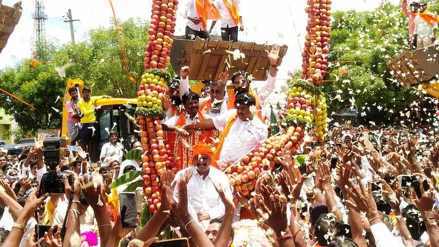 ಚಿತ್ರದುರ್ಗ ಜಿಲ್ಲೆಯ ಪರಶುರಾಂಪುರದಲ್ಲಿ ನಡೆದ ಕಾರ್ಯಕ್ರಮದಲ್ಲಿ ಕಾರ್ಯ ಕರ್ತರು ಅಂತರ ಮರೆತು ಆರೋಗ್ಯ ಸಚಿವ ಶ್ರೀರಾಮುಲು, ಸಂಸದ ನಾರಾಯಣ ಸ್ವಾಮಿ, ಶಾಸಕ ತಿಪ್ಪಾರೆಡ್ಡಿ ಅವರಿಗೆ ಸೇಬಿನ ಹಾರ ಹಾಕಿ ಸಂಭ್ರಮಿಸಿದರು.