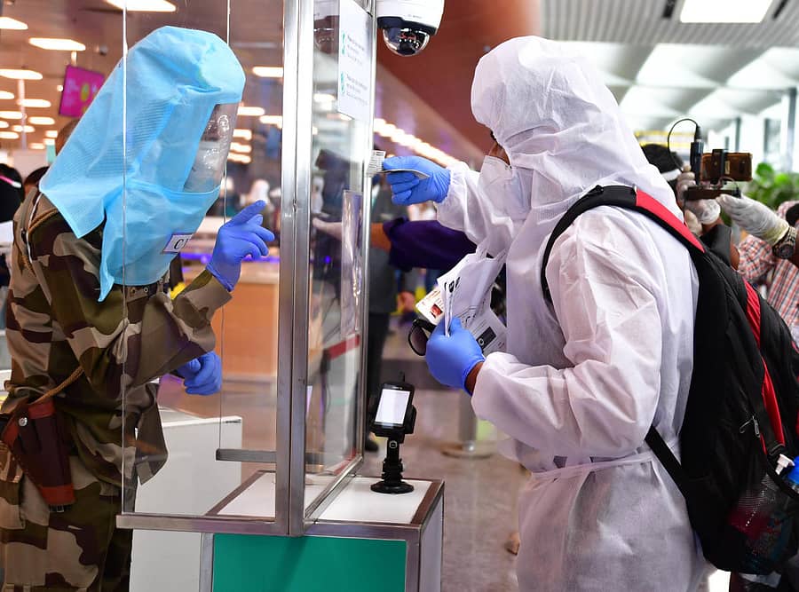 ಸೋಂಕು ಹರಡುವುದನ್ನು ತಡೆಯಲು ಕೆಂಪೇಗೌಡ ಅಂತರರಾಷ್ಟ್ರೀಯ ವಿಮಾನ ನಿಲ್ದಾಣದಲ್ಲಿ ಕೆಲವು ಪ್ರಯಾಣಿಕರು ಪಿಪಿಇ ಕಿಟ್ಗಳನ್ನು ಧರಿಸಿಯೇ ಪ್ರಯಾಣ ಮಾಡುವುದು ಕಂಡುಬಂತು –ಪ್ರಜಾವಾಣಿ ಚಿತ್ರ