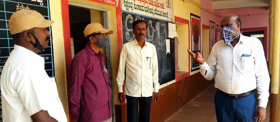 ಚಿಟಗುಪ್ಪ ತಾಲ್ಲೂಕಿನ ನಿರ್ಣಾದ ಸರ್ಕಾರಿ ಪ್ರೌಢ ಶಾಲೆಯ ಎಸ್ ಎಸ್ ಎಲ್ ಸಿ ಪರೀಕ್ಷಾ ಕೇಂದ್ರಕ್ಕೆ ಮಂಗಳವಾರ ಡಿಡಿಪಿಐ ಚಂದ್ರಶೇಖರ ಭೇಟಿ ನೀಡಿ ವ್ಯವಸ್ತೆ ಪರಿಶೀಲನೆ ನಡೆಸಿದರು