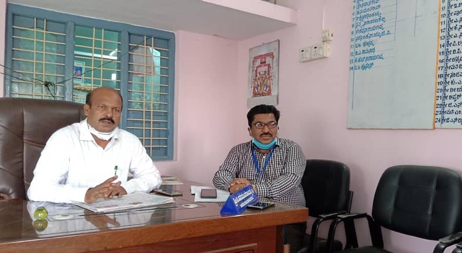 ಗುಡಿಬಂಡೆ ಪಟ್ಟಣ ಪಂಚಾಯಿತಿ ಕಚೇರಿಯಲ್ಲಿ ನಡೆದ ಸುದ್ದಿಗೊಷ್ಠಿಯಲ್ಲಿ ತಹಶೀಲ್ದಾರ್ ಡಿ.ಹನುಮಂತರಾಯಪ್ಪ ಹಾಗೂ ಮುಖ್ಯಾಧಿಕಾರಿ ರಾಜಶೇಖರ್