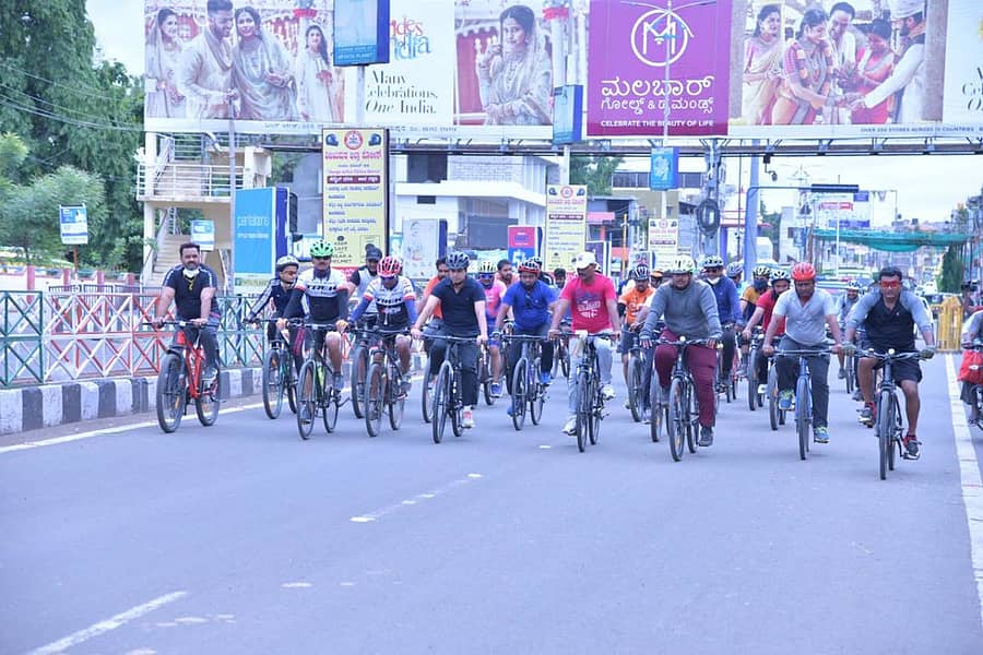 ವಿಜಯಪುರ ಸೈಕ್ಲಿಂಗ್ ಗ್ರೂಪ್ ವತಿಯಿಂದ ಬುಧವಾರ ಆಯೋಜಿಸಿದ್ದ ಕೊರೊನಾ ವಿರುದ್ಧ ಜನ ಜಾಗೃತಿ ಸೈಕಲ್ ಜಾಥಾ ನಡೆಯಿತು. ಜಿಲ್ಲಾ ಪೊಲೀಸ್ ವರಿಷ್ಠಾಧಿಕಾರಿ ಅನುಪಮ್ ಅಗರವಾಲ್ ಭಾಗವಹಿಸಿದ್ದರು