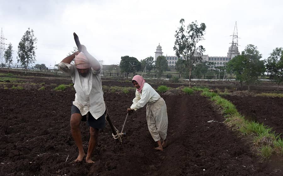 ಬೆಳಗಾವಿ ಹೊರವಲಯದಲ್ಲಿ ಕೃಷಿಕರು ಮುಂಗಾರು ಹಂಗಾಮಿಗೆ ಭೂಮಿ ಹದಗೊಳಿಸಿದರುಪ್ರಜಾವಾಣಿ ಚಿತ್ರ: ಏಕನಾಥ ಅಗಸಿಮನಿ