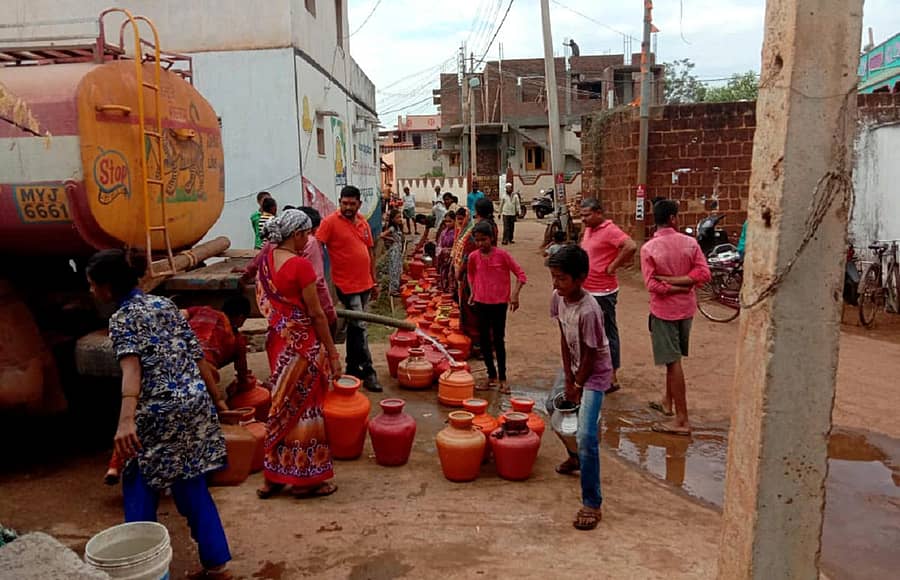 ಬಸವಕಲ್ಯಾಣ ತಾಲ್ಲೂಕಿನ ನಾರಾಯಣಪುರದ ಒಂದನೇ ವಾರ್ಡ್ನಲ್ಲಿ ಗ್ರಾಮ ಪಂಚಾಯಿತಿ ಸದಸ್ಯ ಅರ್ಜುನಸಿಂಗ್ ಅವರು ಟ್ಯಾಂಕರ್ ಮೂಲಕ ಉಚಿತವಾಗಿ ನೀರು ಪೂರೈಸುತ್ತಿರುವುದು