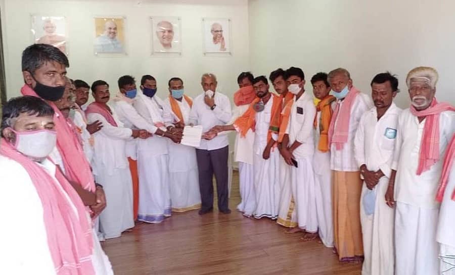 ಕುಕನೂರು ತಾಲ್ಲೂಕಿನ ವಿವಿಧ ದೇವಸ್ಥಾನಗಳಲ್ಲಿ ಜಂಗಮ ಸಮಾಜದ ಪುರೋಹಿತರಾಗಿರುವ ಅರ್ಚಕರಿಗೆ ಸರ್ಕಾರದಿಂದ ಸಹಾಯಧನ ನೀಡಬೇಕೆಂದು ಶಾಸಕ ಹಾಲಪ್ಪ ಆಚಾರ್ ಅವರಿಗೆ ಮಂಗಳವಾರ ಮನವಿ ಸಲ್ಲಿಸಿದರು