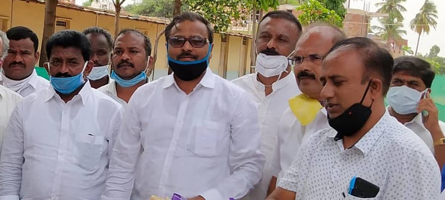 ಉದ್ಯಮಿ ಪುಟ್ಟಸ್ವಾಮಿ ಗೌಡ ಅವರೊಂದಿಗೆ ಗುರುತಿಸಿಕೊಂಡ ಕಾಂಗ್ರೆಸ್‌ ಮುಖಂಡರು