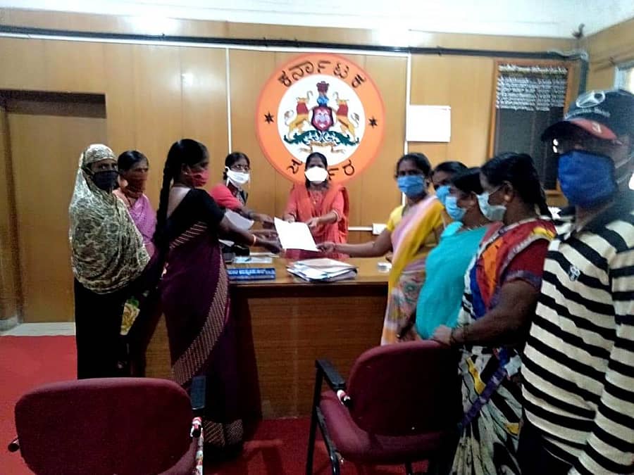 ತುರುವೇಕೆರೆ ತಾಲ್ಲೂಕಿನ ಬಿಸಿಯೂಟ ನೌಕರರು ವಿವಿಧ ಬೇಡಿಕೆಗಳನ್ನು ಈಡೇರಿಸುವಂತೆ ಒತ್ತಾಯಿಸಿ ತಹಶೀಲ್ದಾರ್ ಆರ್.ನಯಿಂಉನ್ನೀಸಾ ಅವರಿಗೆ ಬುಧವಾರ ಮನವಿ ಸಲ್ಲಿಸಿದರು